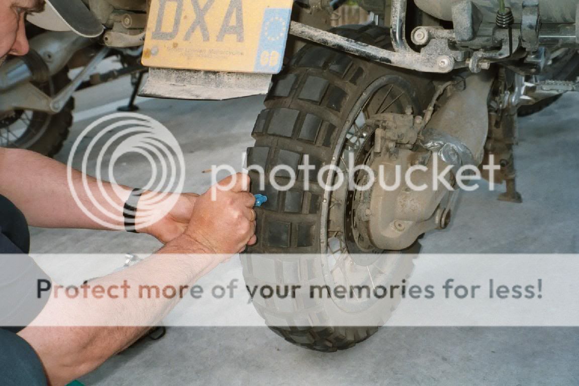 Fixing a puncture with the BMW repair kit